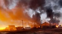 Tres trabajadores muertos por una explosión e incendio en una refinería en Plaza Huincul