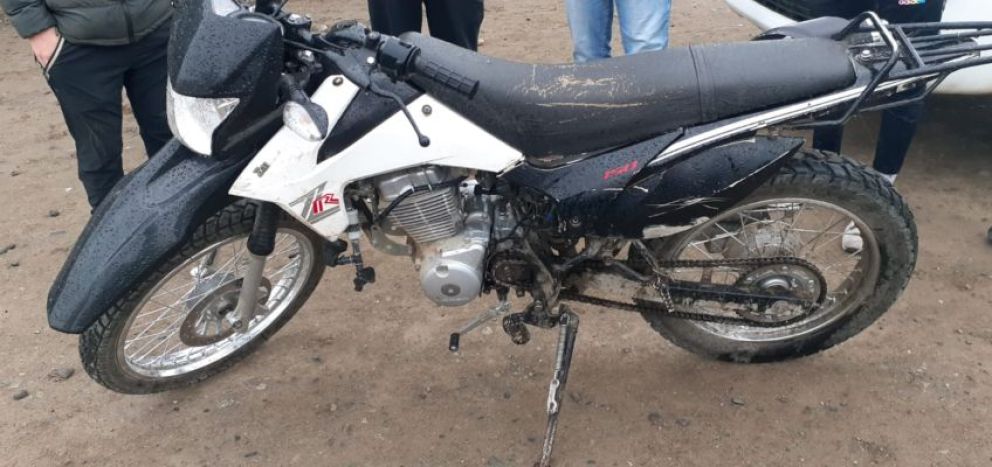 Circulaban en una moto robada con envoltorios de estupefacientes