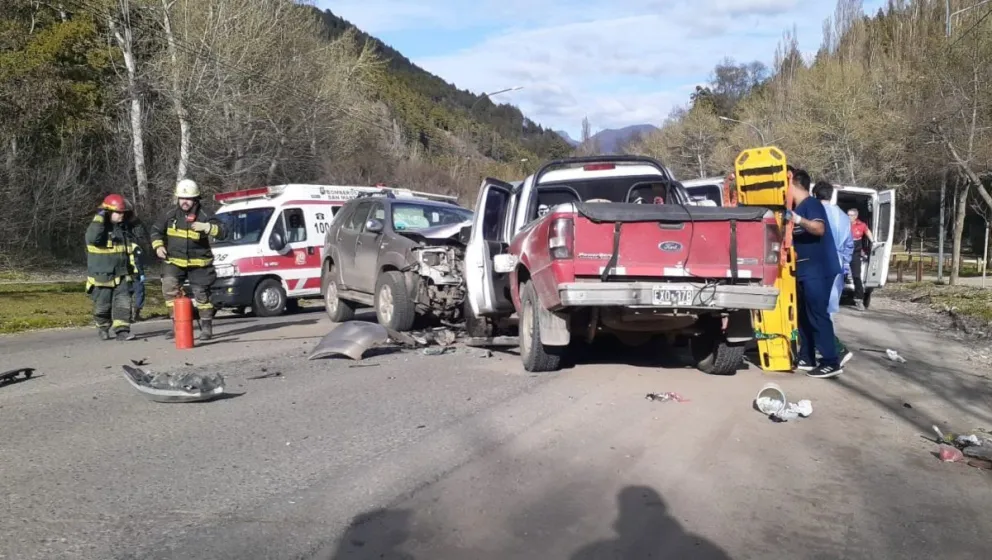 Una víctima fatal y un adolescente en grave estado tras choque frontal en San Martín de los Andes