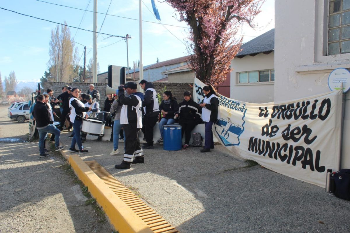 Tránsito mantiene el paro y denuncian maltrato laboral