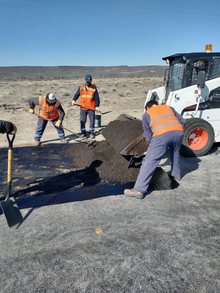 Realizan trabajos de mantenimiento en la ruta 23