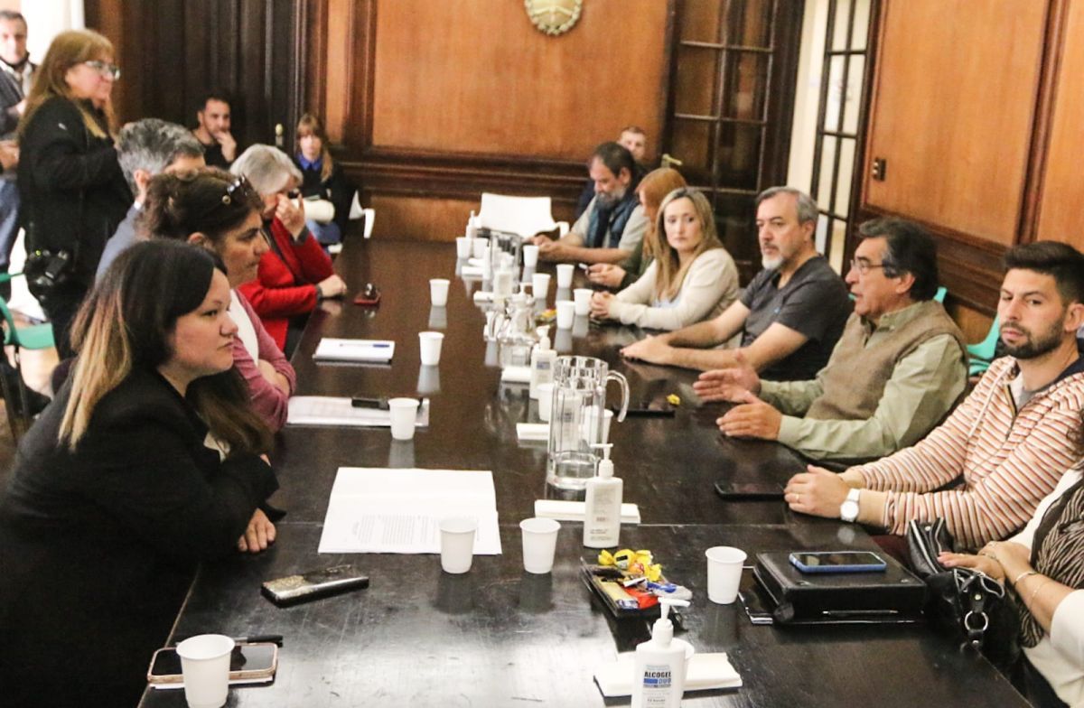 Estatales lograron un adelanto del 10% de aumento y un bono de $30.000