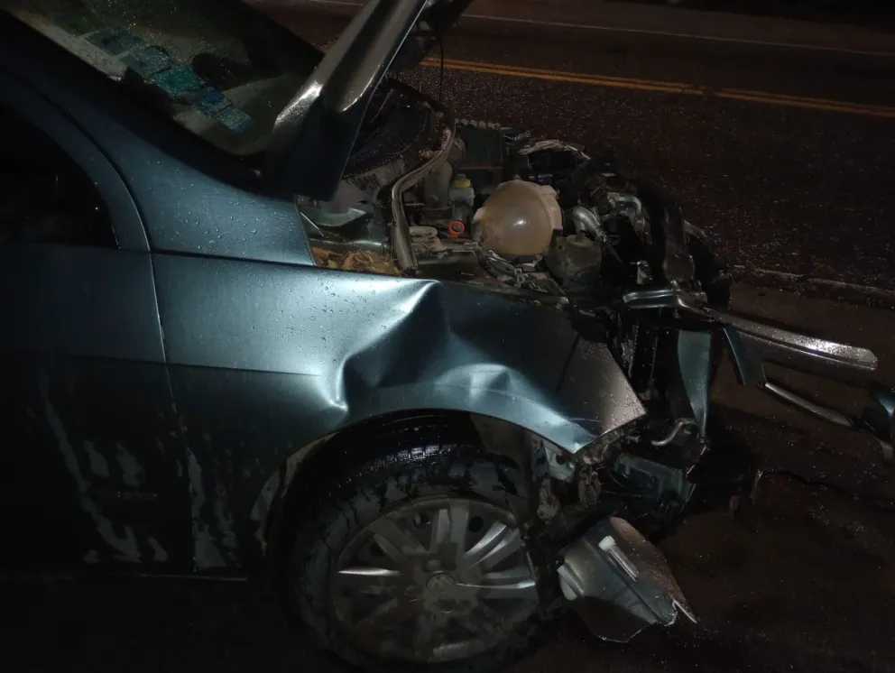 Un conductor provocó un violento choque y huyó