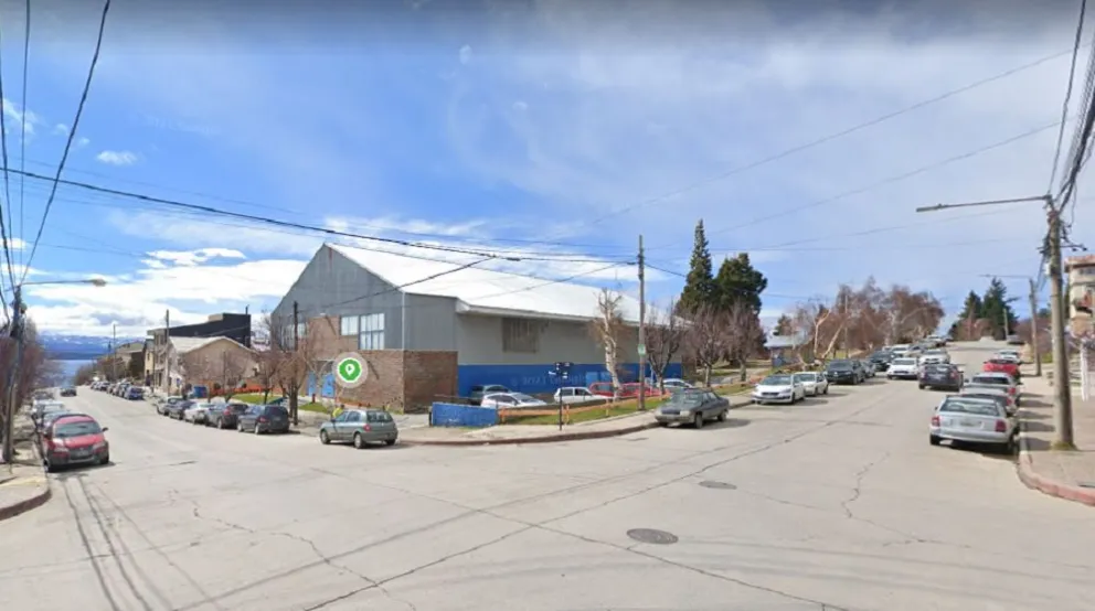 Amenazó con un cuchillo a una joven para robarle el celular