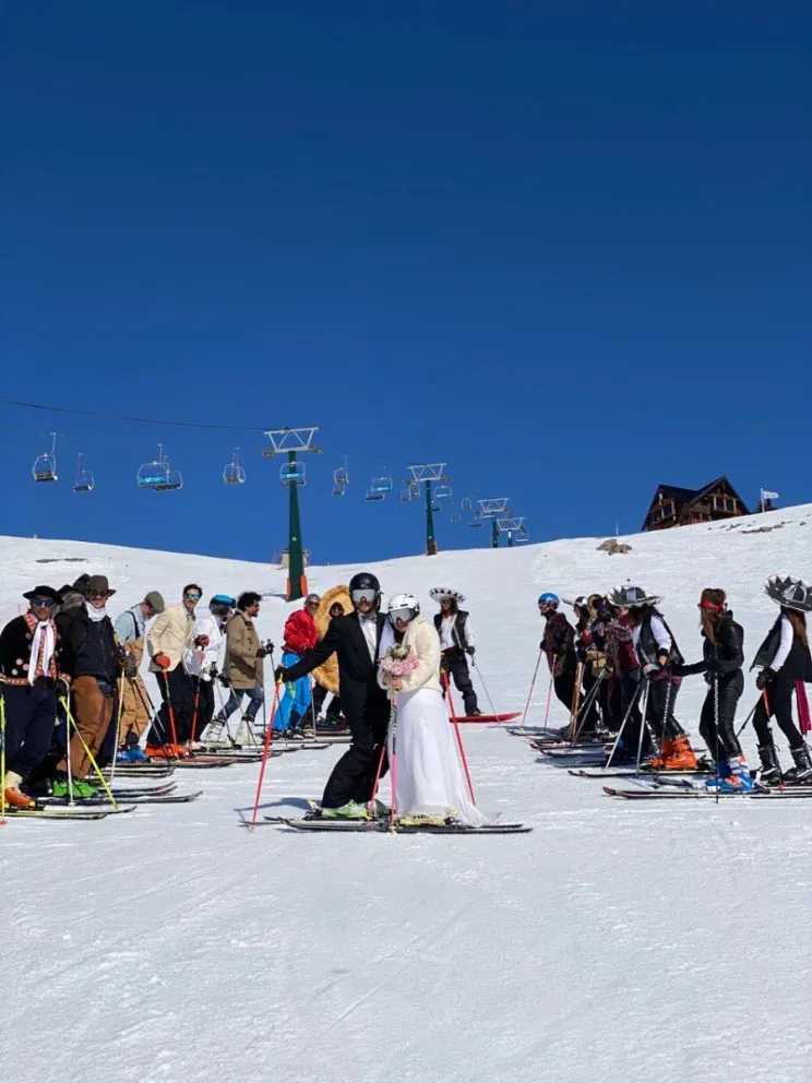 Una pareja se casó en las pistas del cerro Catedral