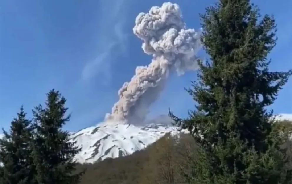Un volcán chileno entró en actividad y preocupa a la población de este lado de la Cordillera