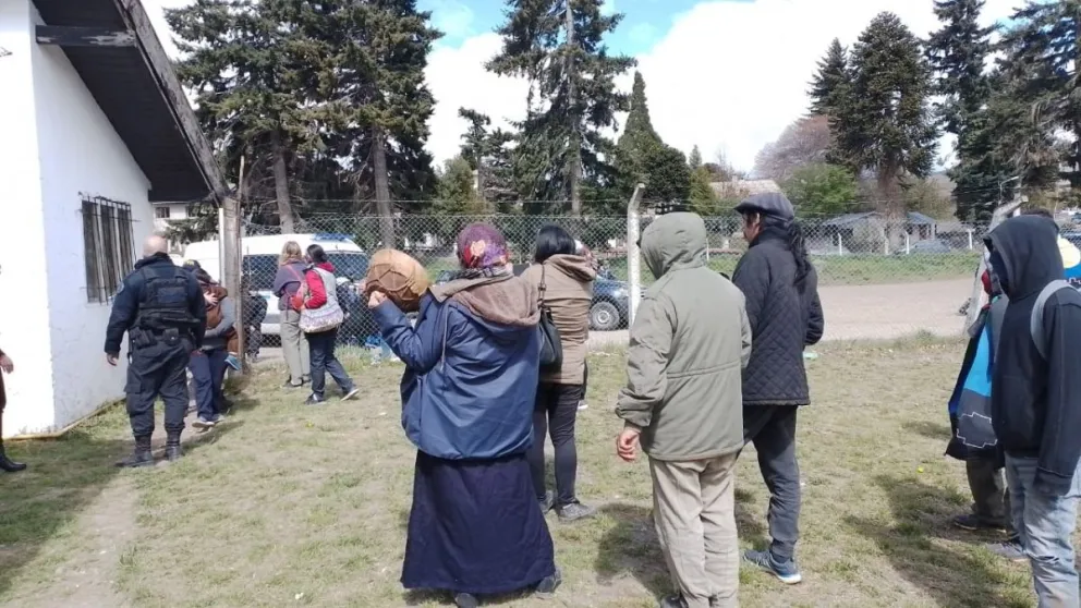 Un grupo mapuche concentra afuera de la Senaf 