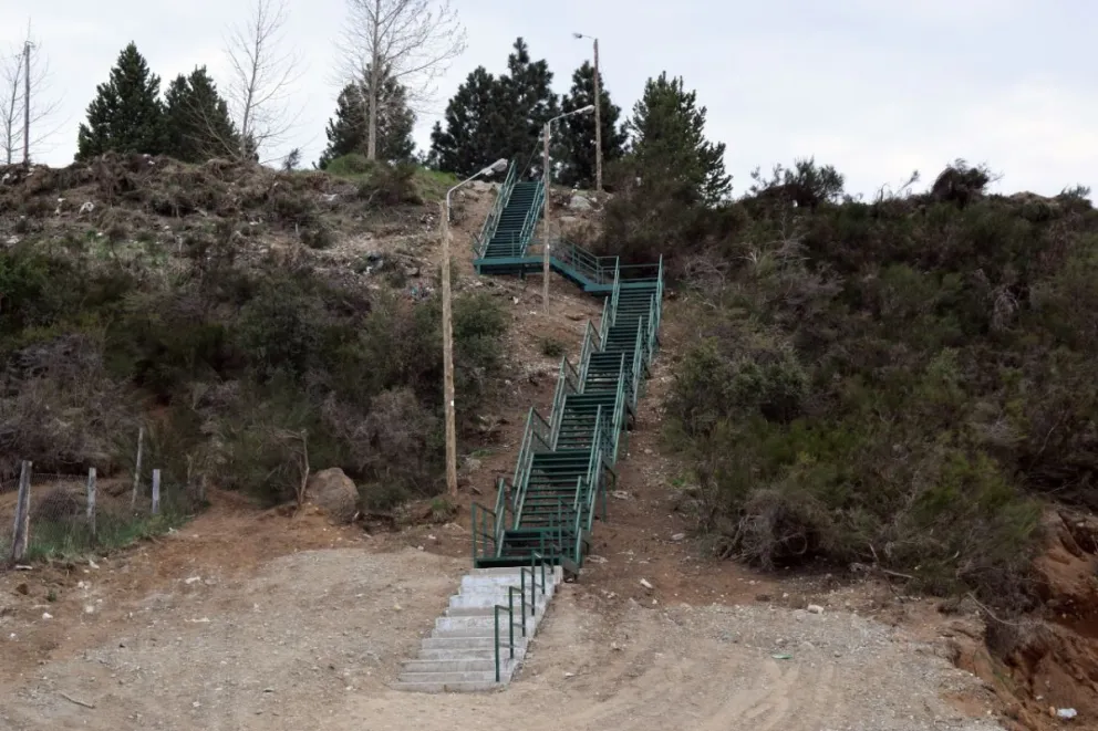 Los barrios El Frutillar y 400 Viviendas se conectan con una escalera