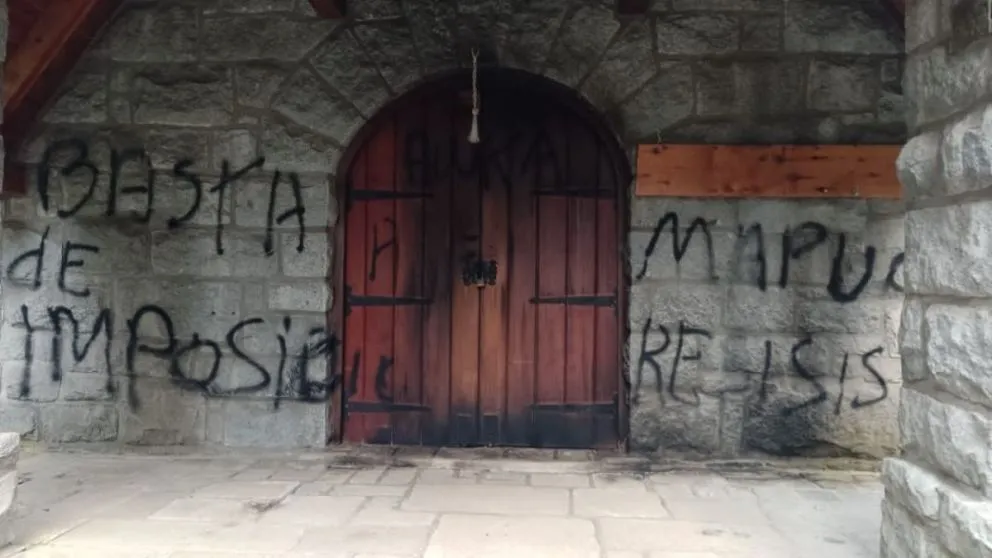 Intentaron incendiar una capilla y dejaron pintadas en apoyo a la causa mapuche