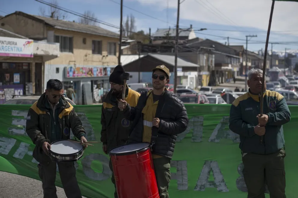 Brigadistas acordaron un plus que no fue pagado y reclamaron en la calle