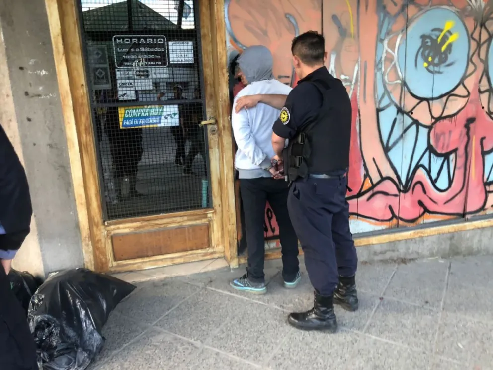 Lo atraparon cuando escapaba con bolsas de ropa robada