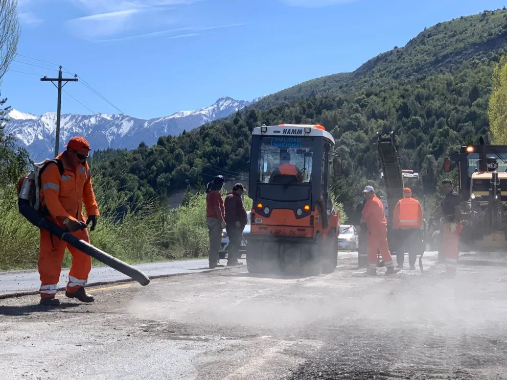Continúan las tareas de bacheo en caliente entre Bariloche y El Bolsón