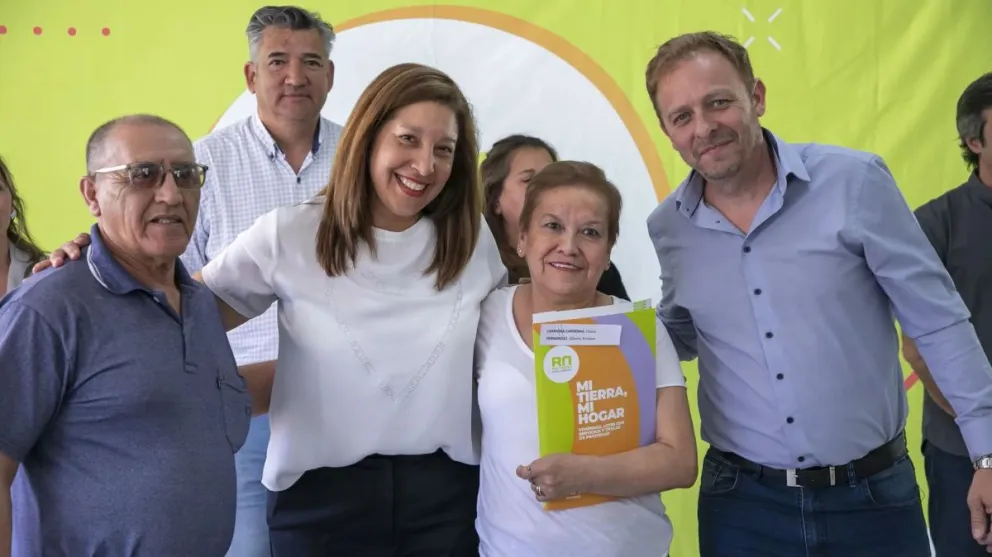 Veinte familias recibieron escrituras de sus viviendas