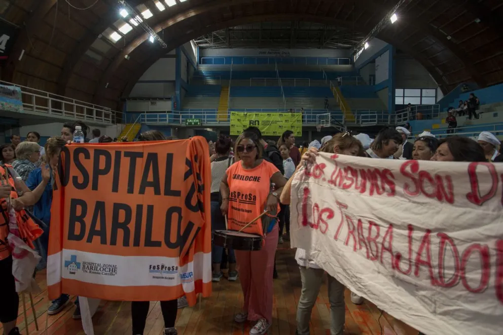 Trabajadores de Salud llevaron su reclamo a un acto oficial