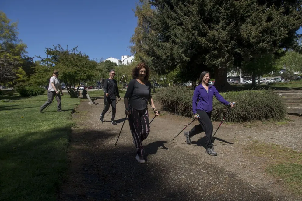 De qué se trata la marcha nórdica, una actividad que llegó para quedarse
