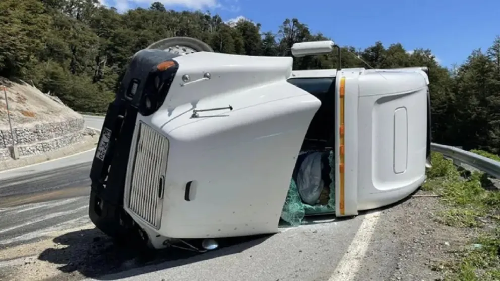 Vuelco de un camión en la zona del paso Cardenal Samoré
