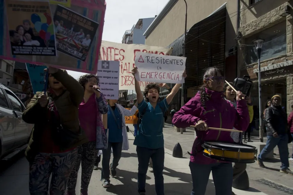 Con 48 días de paro, los hospitalarios salieron a la calle