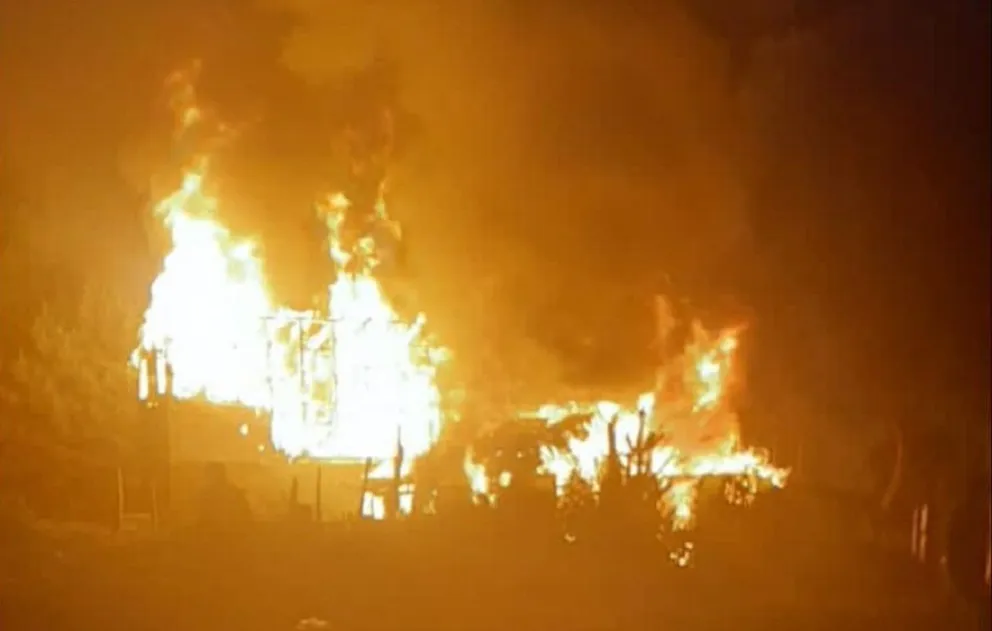 El fuego arrasó con cuatro viviendas en Virgen Misionera