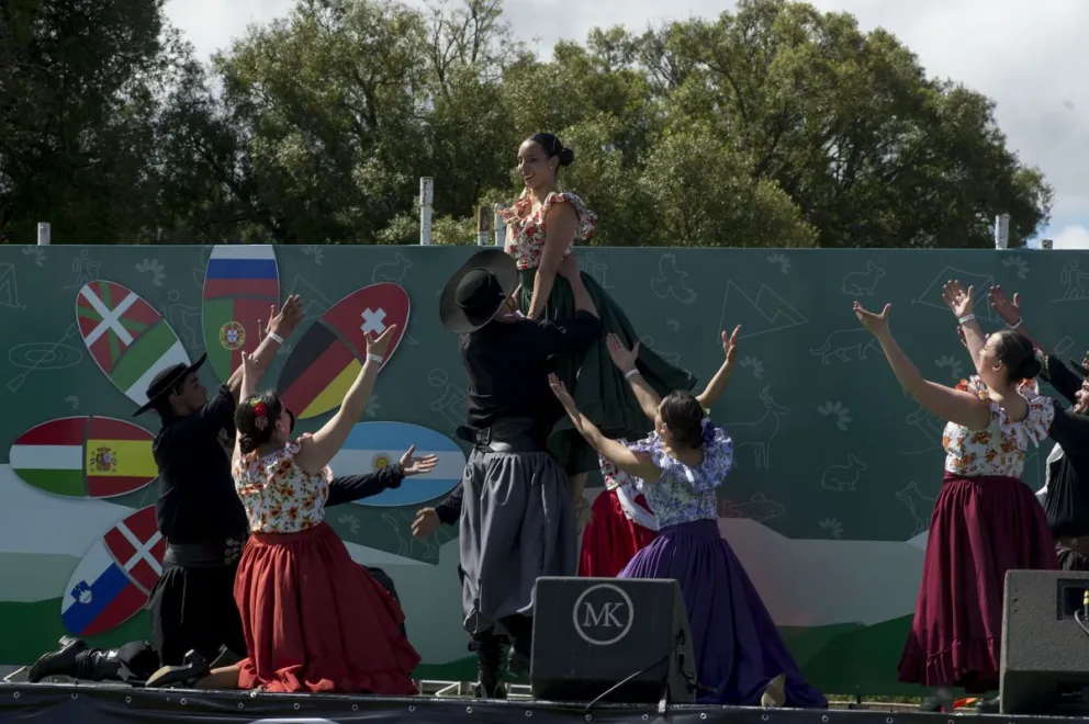 La tradicional Fiesta de las Colectividades convoca anualmente a más de 12 colectividades de la región. Foto: Marcelo Martínez.