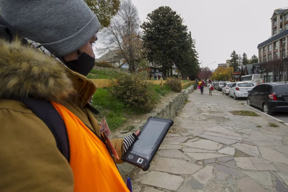 Un hombre golpeó a un trabajador del estacionamiento medido y le robó el celular