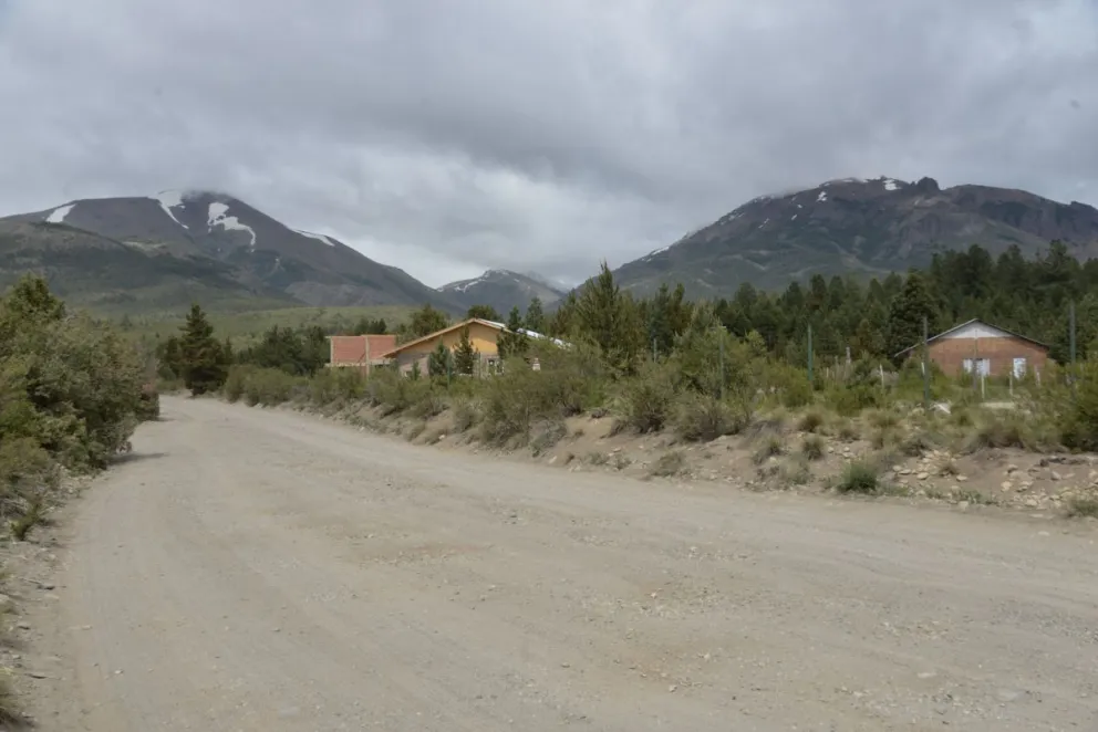 ¿Cuál es la situación de los servicios de agua y luz en el barrio Mirador del Challhuaco?