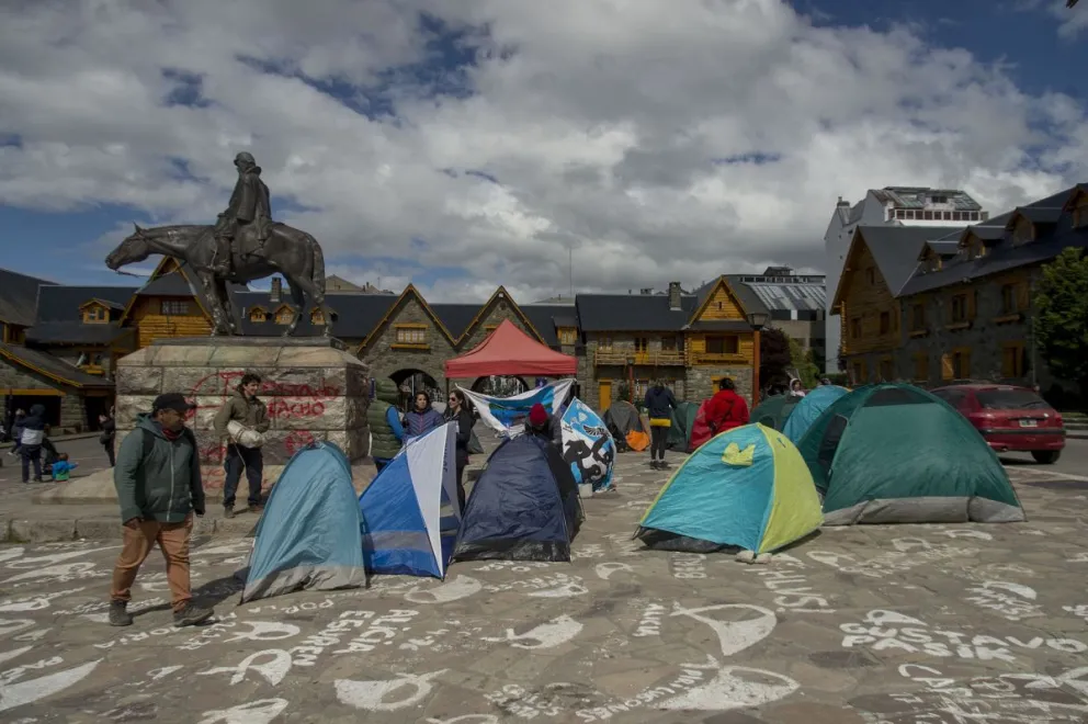 Emergencia habitacional: las carpas volvieron al Centro Cívico