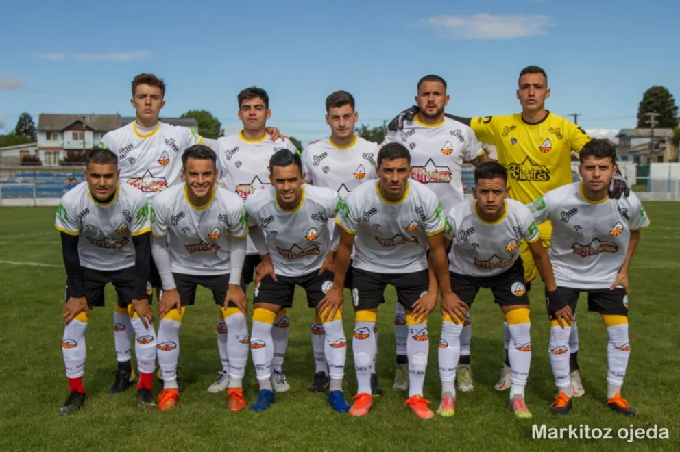 Estudiantes fue goleado en Esquel y clasificó Cruz del Sur