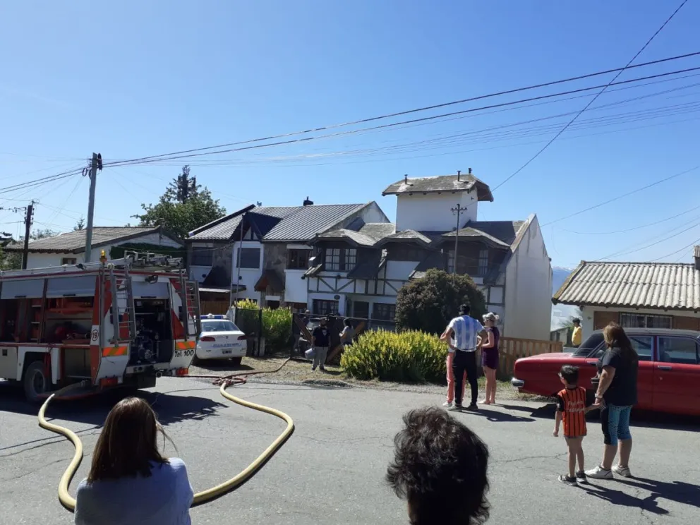 Una quema de pastizales fuera de control provocó un incendio