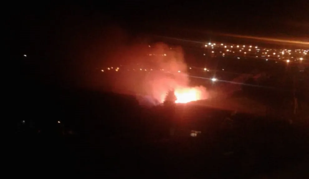 Intenso trabajo por un incendio forestal en la zona de Adeful