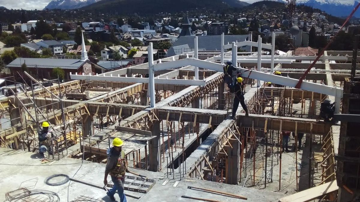 Comenzaron las tareas de techado en el nuevo edificio del Hospital Zonal