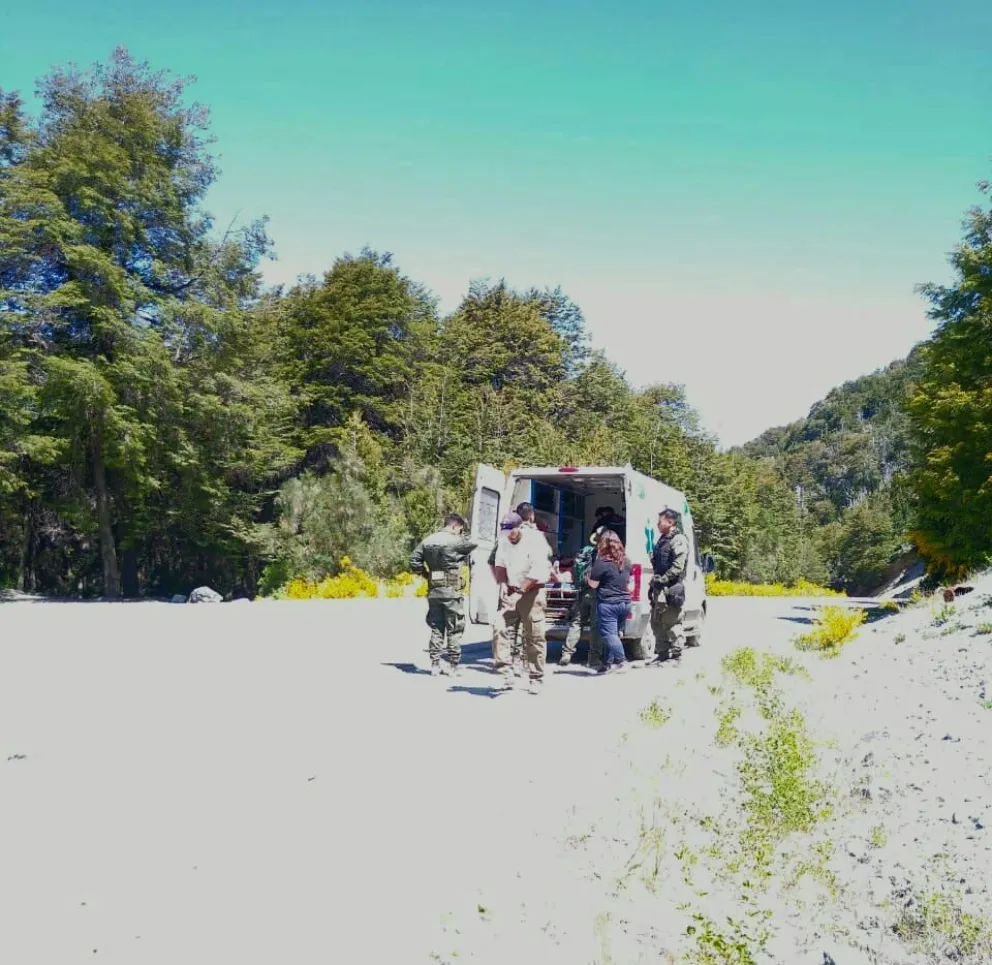 Un hombre tuvo que ser rescatado al caer por el pedrero de un arroyo