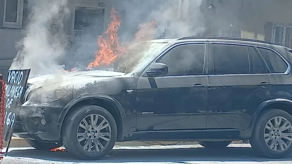 Una camioneta se incendió en pleno centro