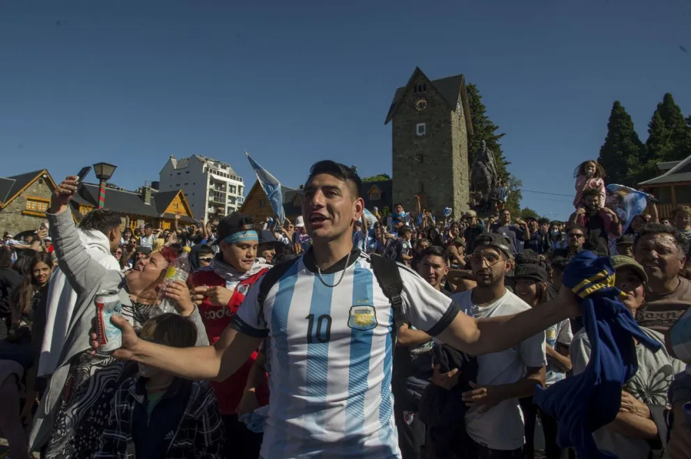 Los barilochenses coparon el centro para celebrar el pase a octavos de Argentina