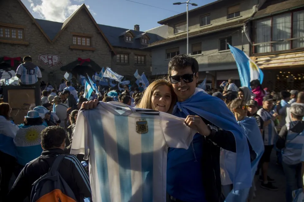 Fotos: Argentina pasó a cuartos y Bariloche fue una fiesta