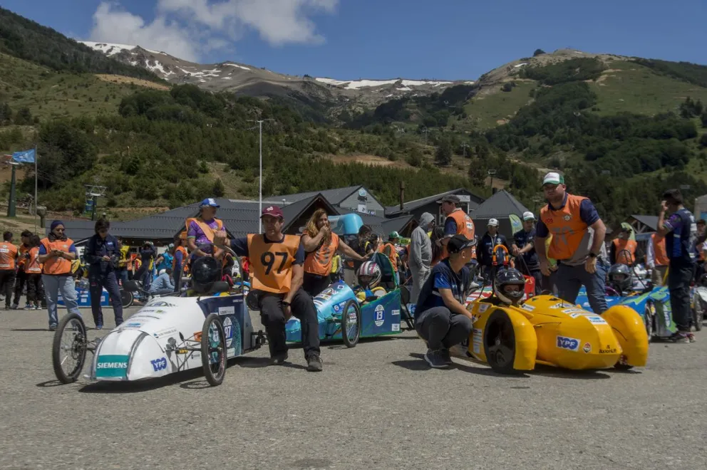 Más de 900 estudiantes de todo el país corrieron con autos no contaminantes