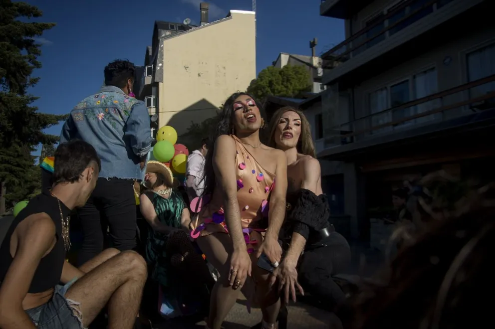 La Marcha del Orgullo llenó de color las calles de Bariloche