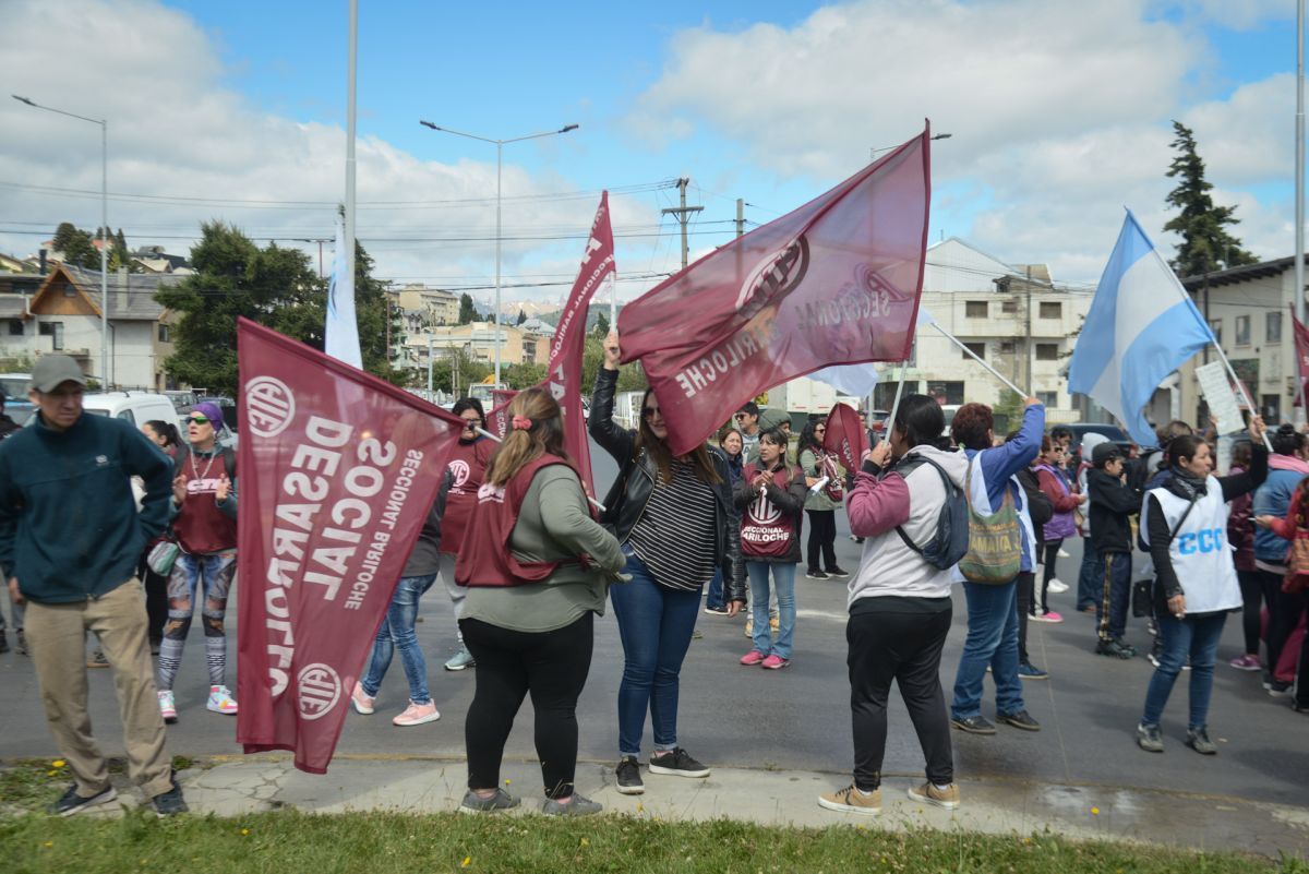 Trabajadores estatales reclaman en la rotonda del Ñireco