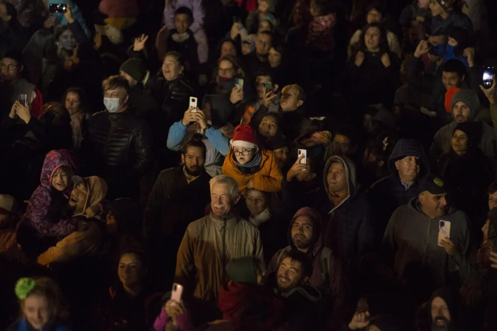 Dina Huapi se prepara para la Navidad con el encendido del árbol