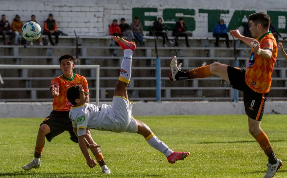 Cruz del Sur goleó a Puerto Moreno y está en la final