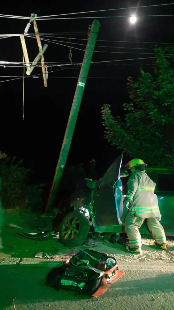 Un vehículo chocó contra un poste en avenida Pioneros