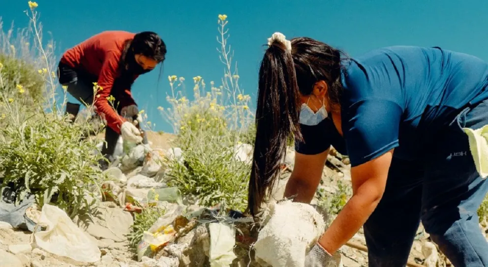Cientos de jóvenes se suman a limpiar el arroyo Ñireco