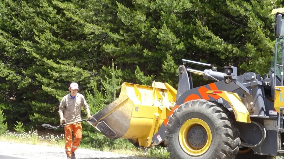 Realizan tareas de bacheo en frío en las zonas más poceadas de la ruta nacional 40