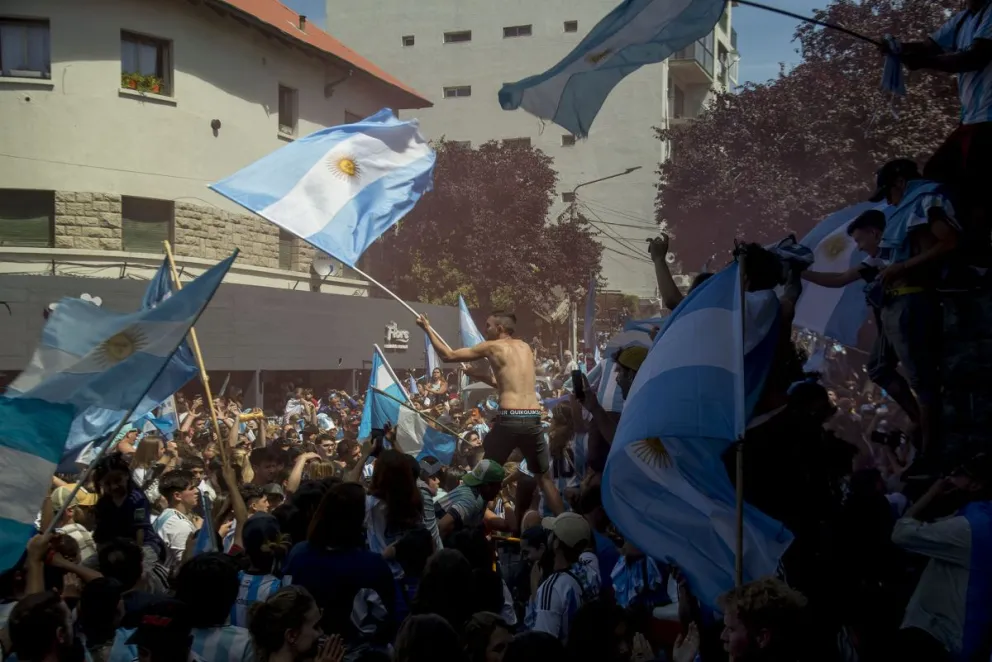 Alegría, banderas y bocinazos: los barilochenses festejaron la Copa del Mundo en las calles