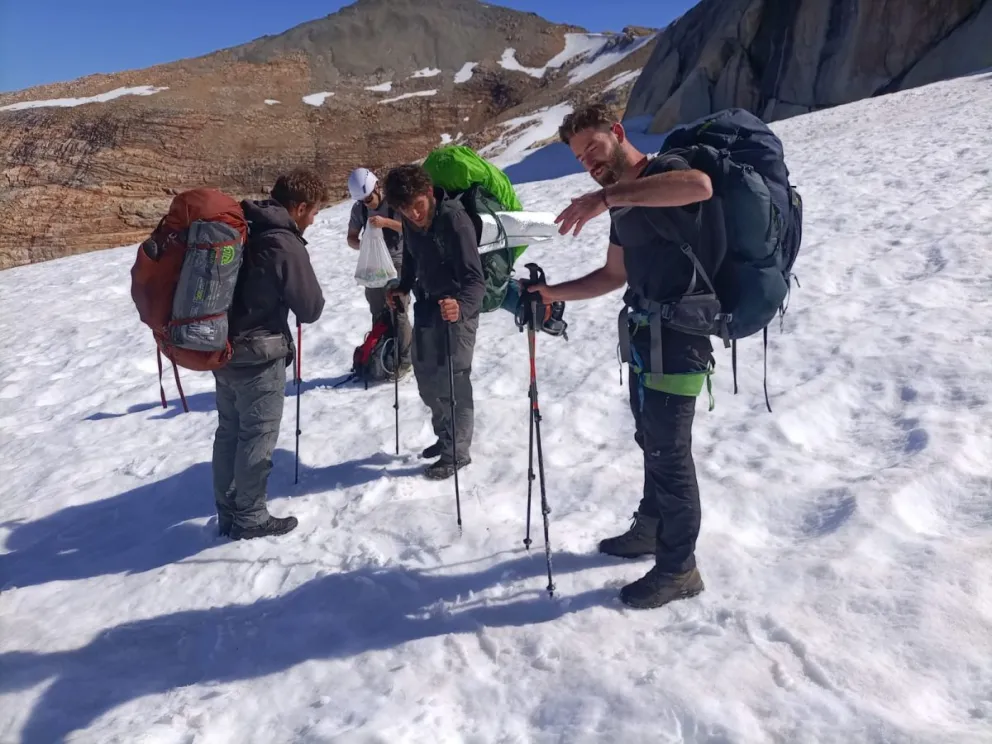 Tres turistas cayeron por un cañadón y tuvieron que ser rescatados