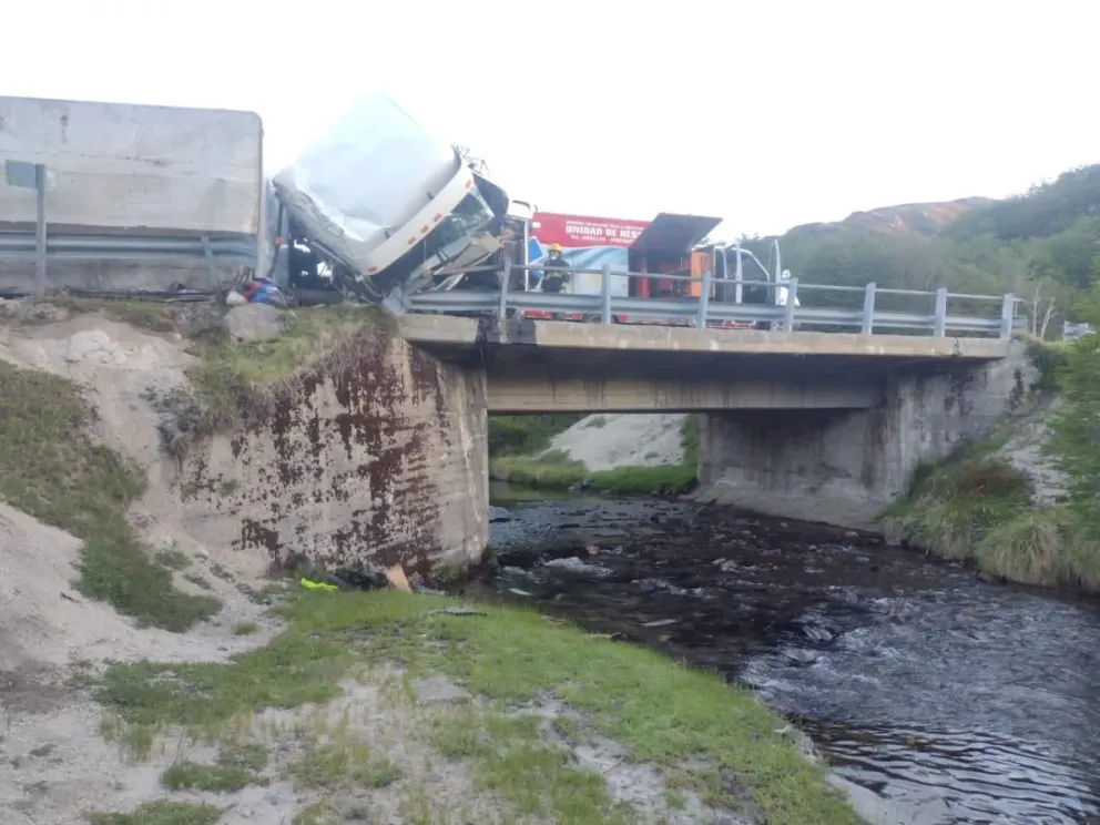 Impresionante vuelco de un camión que se dirigía a Chile