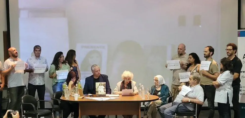 Emoción por la restitución de identidad del nieto 132