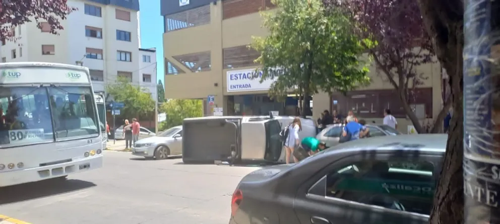 Se quedó sin frenos y volcó en pleno centro