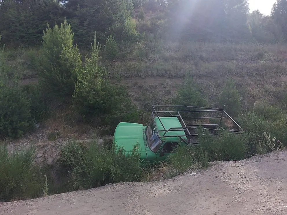 Por esquivar a otro vehículo, terminaron con su camioneta en un zanjón