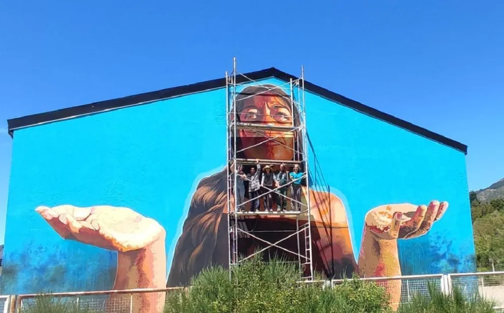 Un gigantesco mural se levanta en la rotonda del kilómetro 8