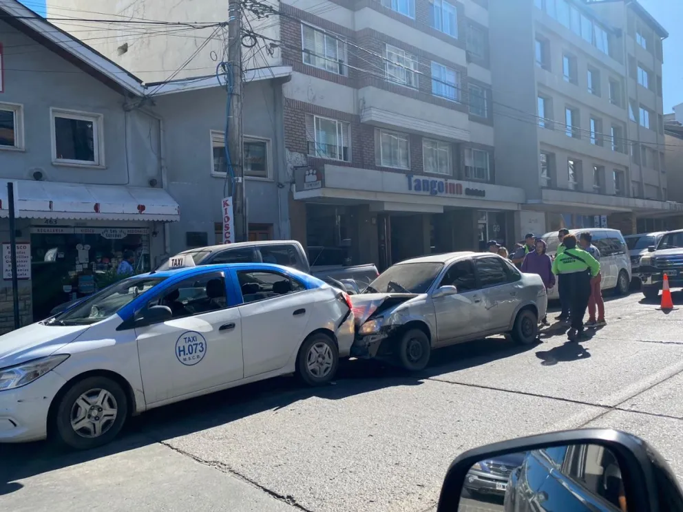 Dos vehículos protagonizaron un fuerte choque en pleno centro